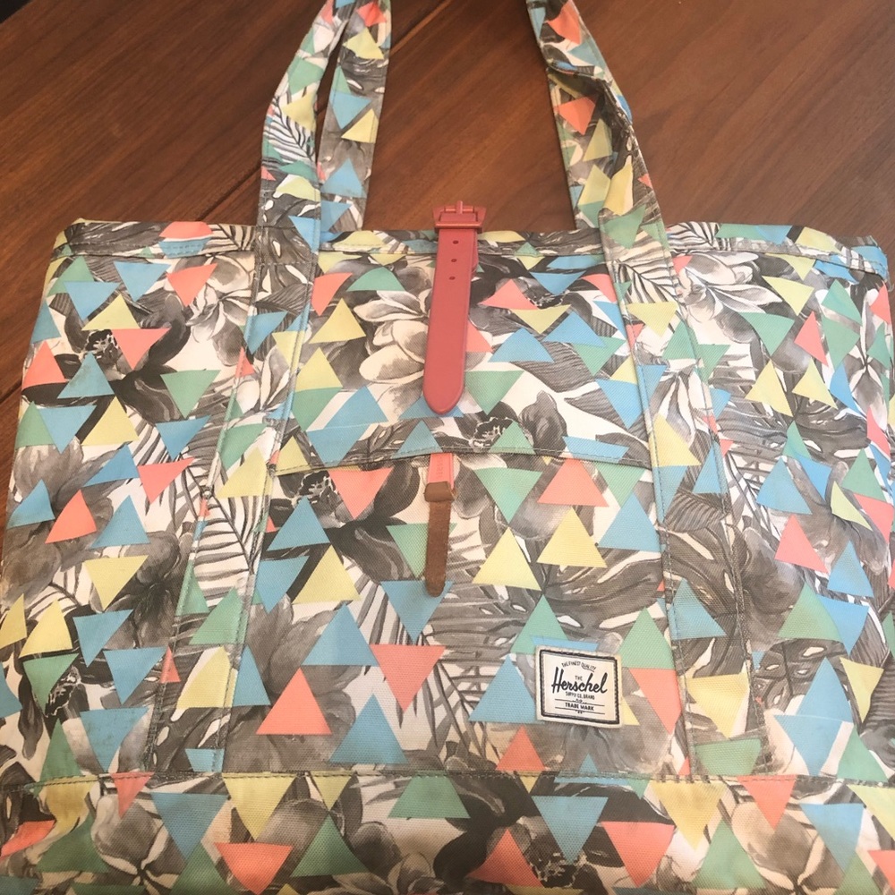Herschel tote bag. Great for travel or the beach!